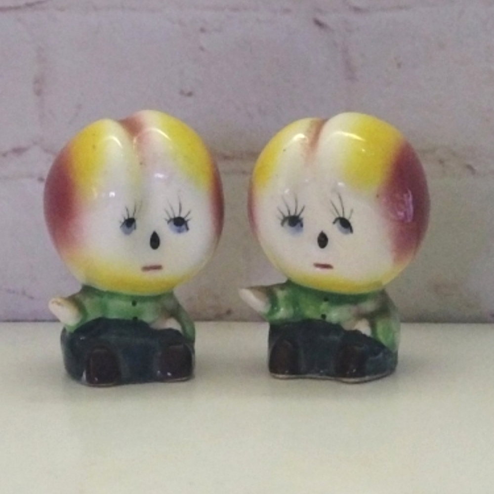 Vintage Anthropomorphic Peach Fruits People Salt & Pepper Shakers 2.5" - Picture 2 of 8